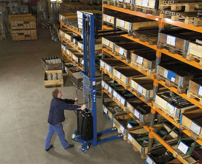 El-hydraulisk stabler i brug ved pallereoler på et lager