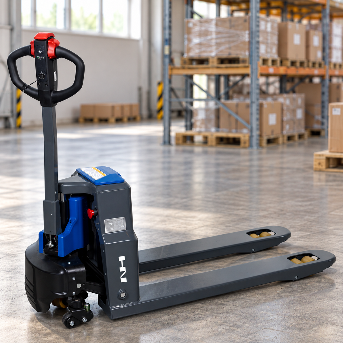 Miljøillustration af SKP1800E elektrisk palleløfter i et lyst lager