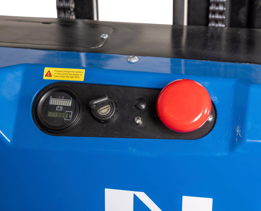 Betjeningspanel med batteriindikator og nødstop på SKS15FL
